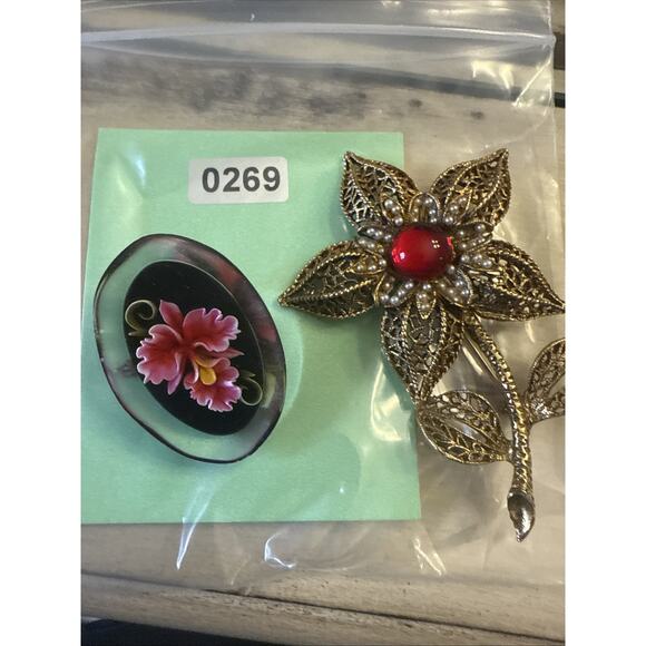 Vintage Lot of Two Brooches Floral Pink Red Lucite Gold Tone Filigree - Picture 9 of 9